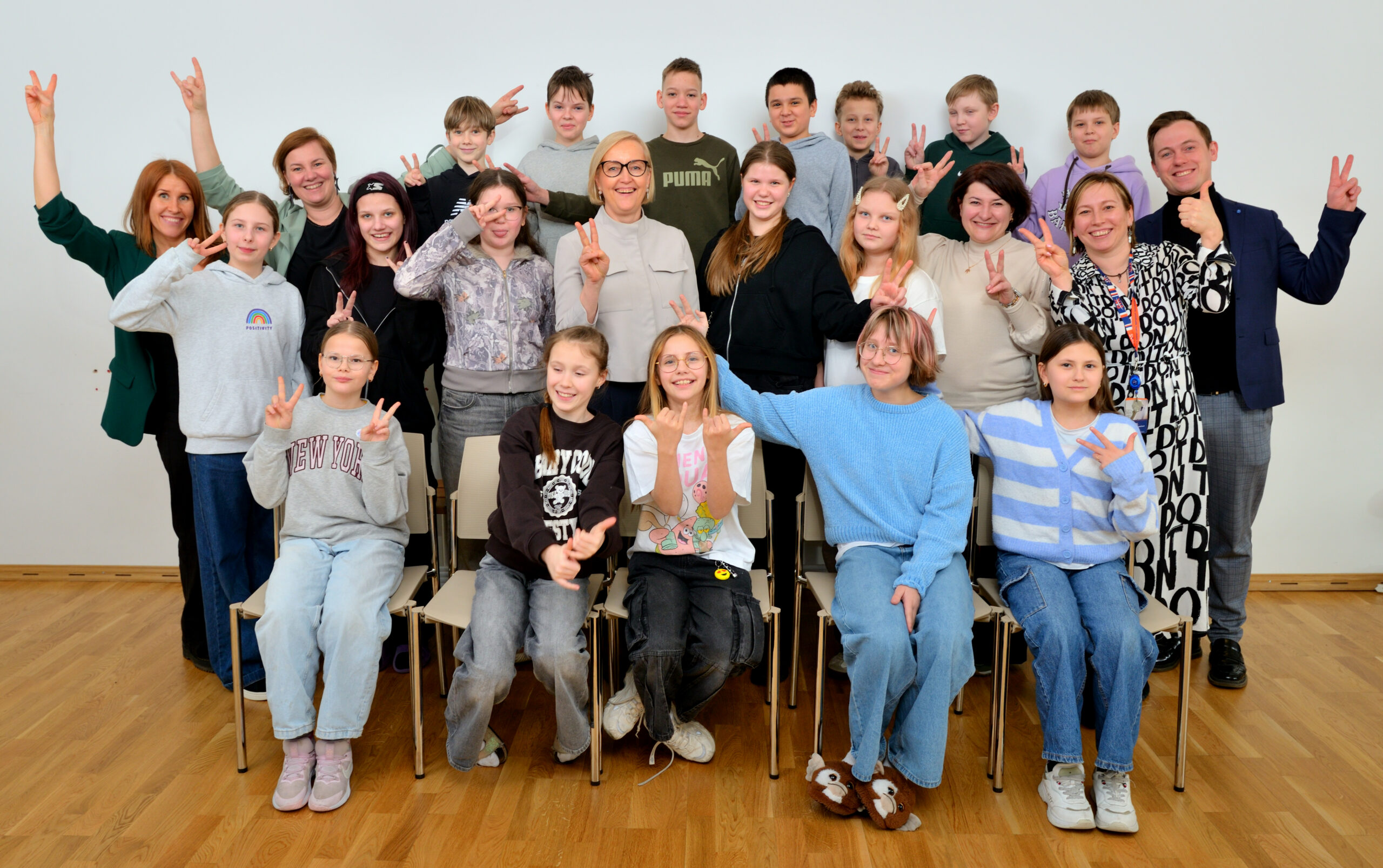 Sillamäe Vanalinna Kooli 5. klassi õpilased koos Haridus- ja teadusminister Kristina Kallasega